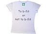 Sırtı To b-fit or Not to b-fit baskılı beyaz t-shirt.